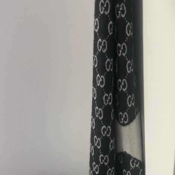 Original Gucci Scarf🧣The material is light and is thick. It will keep you warm. - Picture 6 of 6